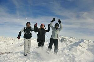 grupo de pessoas na neve na temporada de inverno foto