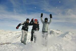 grupo de pessoas na neve na temporada de inverno foto