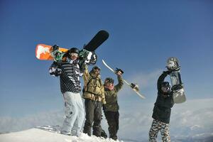 snowboarders grupo relaxante e apreciar Sol foto