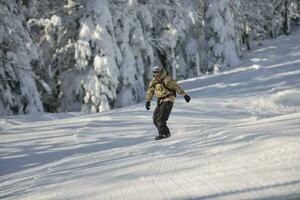 salto e passeio de snowboarder freestyle foto