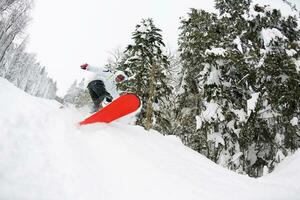 snowboarder na neve profunda fresca foto