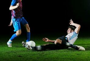 jogadores de futebol na competição pela bola foto