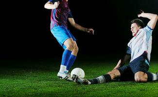 jogadores de futebol na competição pela bola foto