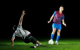 jogadores de futebol na competição pela bola foto