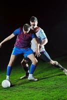 jogadores de futebol na competição pela bola foto