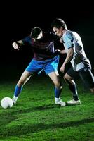 jogadores de futebol na competição pela bola foto