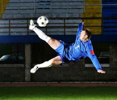 jogador de futebol em ação foto