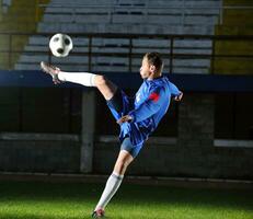 jogador de futebol em ação foto