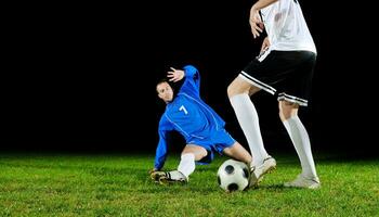 jogadores de futebol em ação para a bola foto