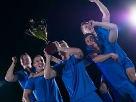 jogadores de futebol comemorando a vitória foto