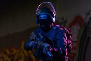 exército soldado dentro combate uniformes com a assalto rifle e combate capacete noite missão Sombrio fundo. azul e roxa gel luz efeito. foto