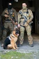 moderno guerra soldados com militares trabalhando cachorro dentro açao em a campo de batalha. foto