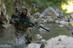 uma militares homem ou airsoft jogador dentro uma camuflar terno esgueirar-se a rio e mira a partir de uma Franco atirador rifle para a lado ou para alvo. foto