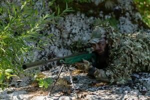 exército soldado segurando Franco atirador rifle com escopo e visando dentro floresta. guerra, exército, tecnologia e pessoas conceito foto