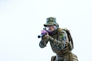 soldado em ação visando a ótica de visão a laser foto