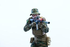 soldado em ação visando a ótica de visão a laser foto