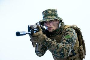 soldado em ação visando a ótica de visão a laser foto