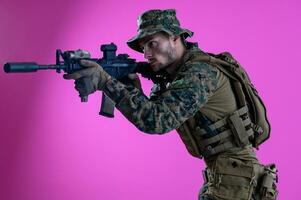 soldado dentro açao visando laser vista óptica Rosa fundo foto