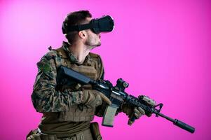 soldado em batalha usando óculos de realidade virtual foto