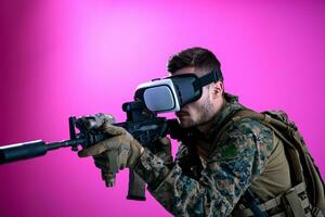 soldado em batalha usando óculos de realidade virtual foto