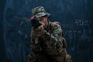 soldado em ação visando a ótica de visão a laser foto