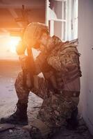 soldado em ação perto de revista de mudança de janela e se esconder foto