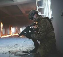 soldado em ação perto de revista de mudança de janela e se esconder foto