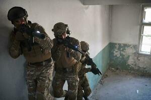 moderno guerra soldados subida escadas dentro combate foto