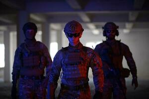 retrato de equipe de esquadrão de soldados em ambiente urbano lightis colorido foto