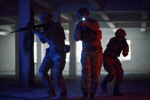 esquadrão de soldados em formação tática tendo ambiente urbano de ação foto