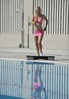 ginástica exercício às à beira da piscina foto