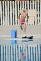 ginástica exercício às à beira da piscina foto