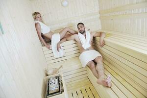 feliz casal jovem na sauna foto