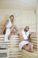 feliz casal jovem na sauna foto