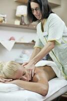 tratamento de massagem nas costas da mulher foto