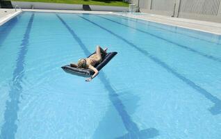 linda mulher relaxar na piscina foto