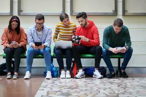 alunos usam tecnologia moderna na escola para criar projetos foto