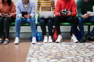 alunos usam tecnologia moderna na escola para criar projetos foto