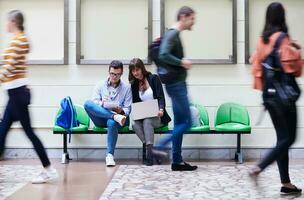 alunos usam tecnologia moderna na escola para criar projetos foto