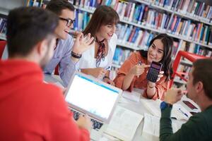 grupo de estudantes trabalhando no projeto escolar juntos no computador tablet na universidade moderna foto