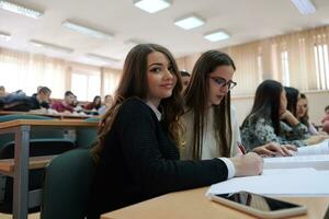 estudantes agrupam-se no anfiteatro foto