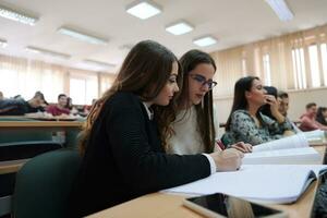 estudantes agrupam-se no anfiteatro foto