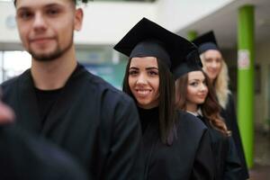 grupo de diversos estudantes de graduação internacionais comemorando foto