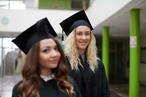 grupo de diversos estudantes de graduação internacionais comemorando foto