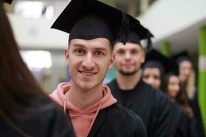 grupo de diversos estudantes de graduação internacionais comemorando foto