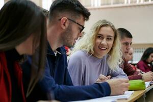 estudantes agrupam-se no anfiteatro foto