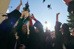 grupo de diversos estudantes de graduação internacionais comemorando foto