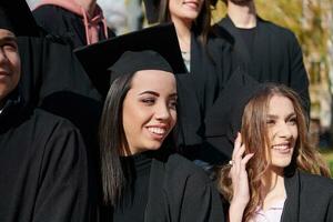 grupo de diversos estudantes de graduação internacionais comemorando foto