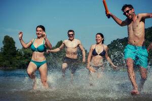 amigos de alegria de verão se divertindo no rio foto