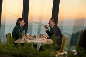 casal em um jantar romântico no restaurante foto